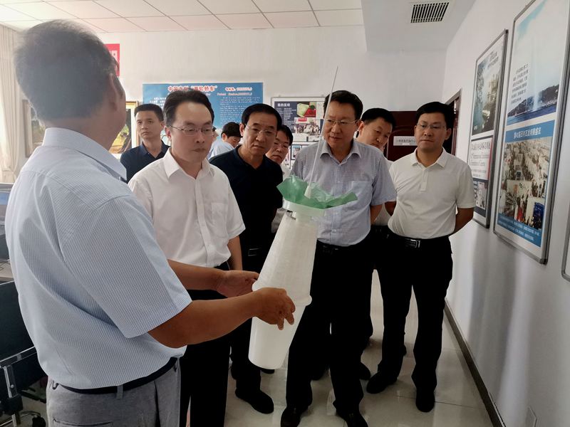 01赵树海向朱市长介绍树葆.jpg