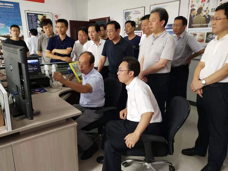 02市长朱鹏听取“树葆”进展汇报.jpg