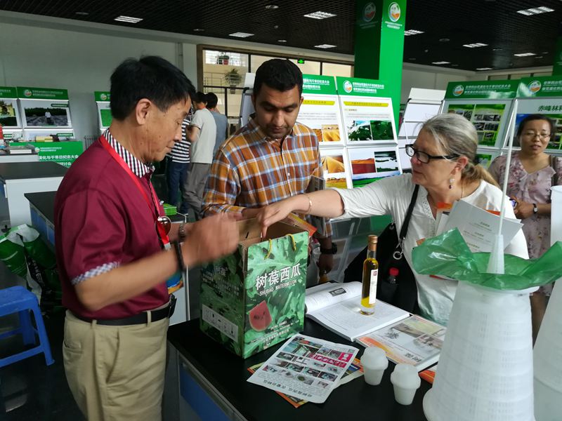 19联合国粮食及农业组织水土局官员维拉.玛丽亚.博格来到展台进一步了解树葆.jpg